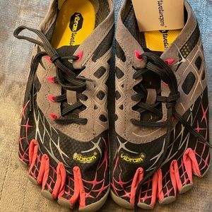 Vibram Five Fingers minimalist trail shoe-NWOT- size 40